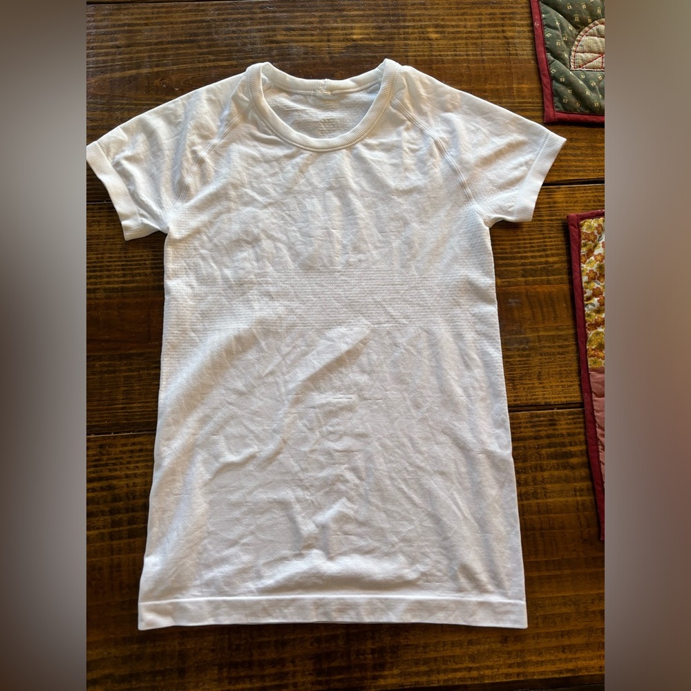 Lululemon Swiftly Tech Short-Sleeve Shirt 2.0
Hip Length